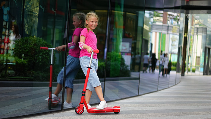 兴动儿童助力滑板车带给孩子安全畅快的骑行体验