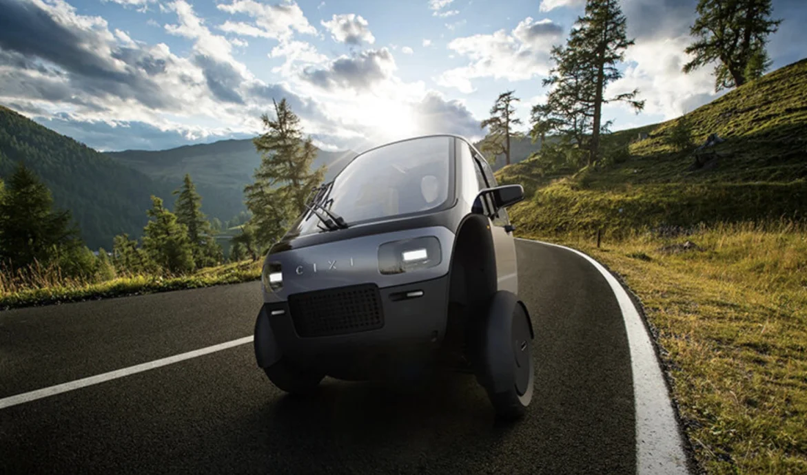 法国人造了辆能上高速的电动三轮车，躺着踩还能充电？